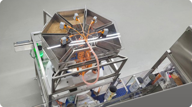 Eine Müsli-Abfüllanlage und Samendosierer der präzise Saaten und Nüsse dosiert.