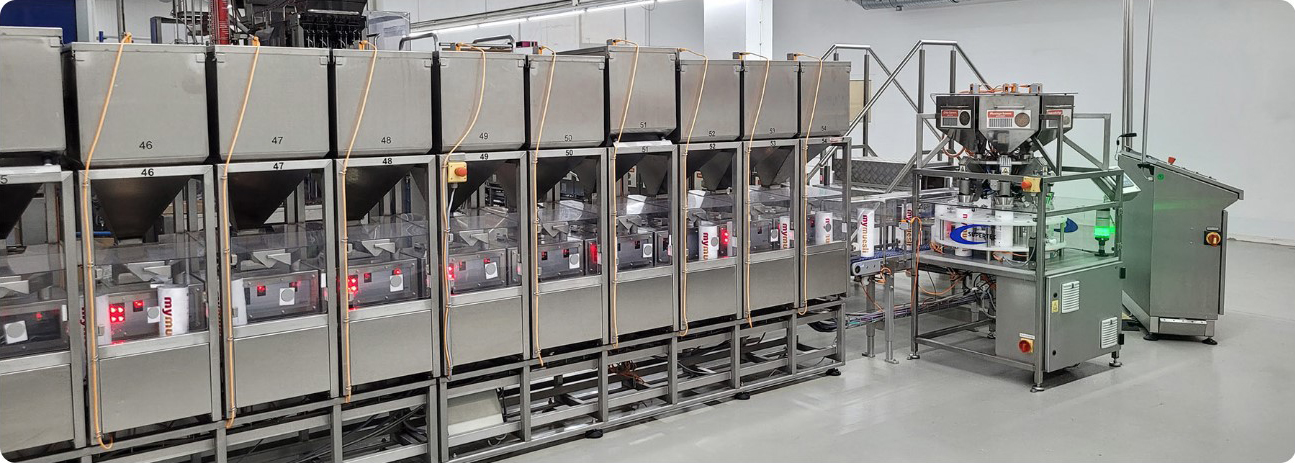 MNehrere MyMuesli-Abfüllanlagen in einer Reihe.