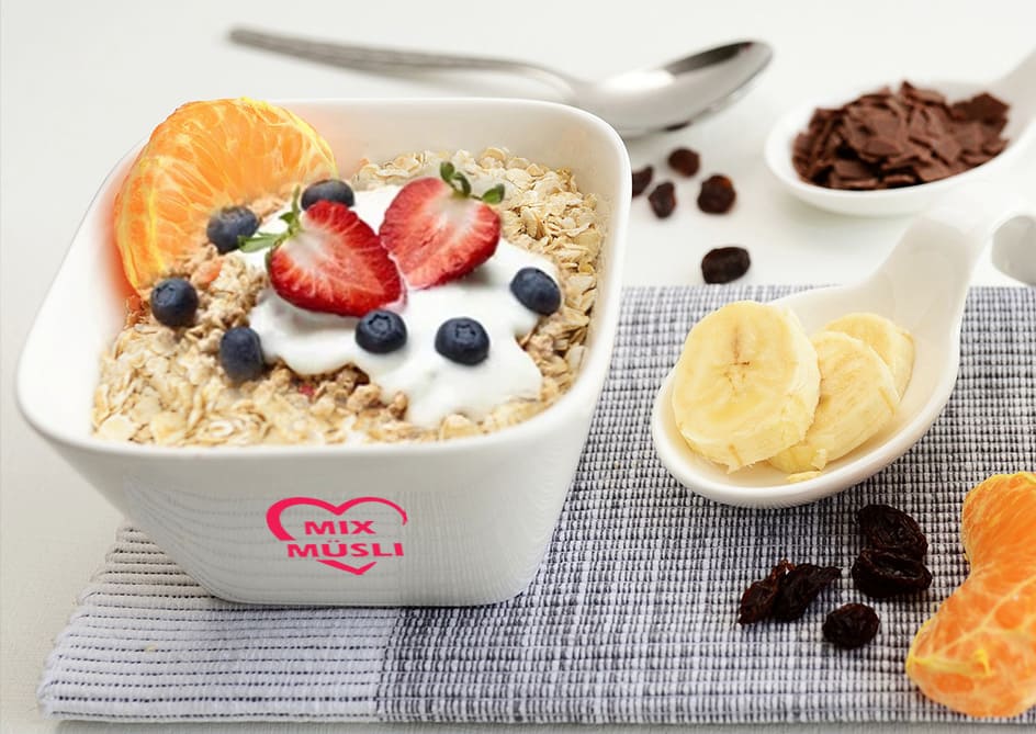 Mix-Müsli mit Haferflocken, Granola-Honig, Heidelbeeren, Erdbeeren und cremigem Joghurt